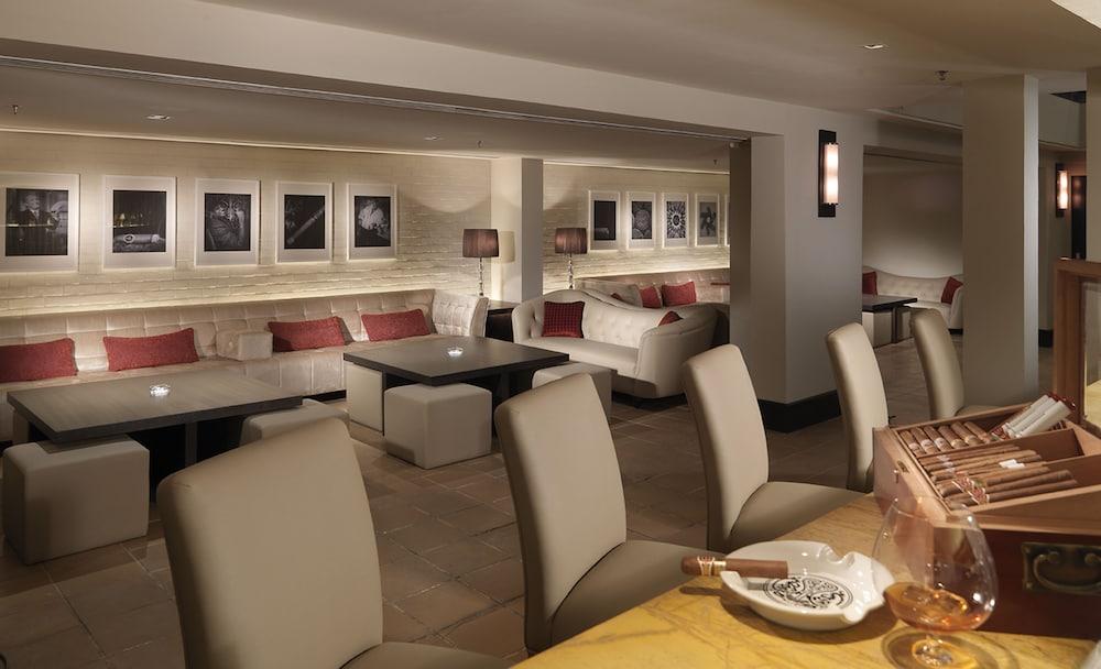 Micasa All Suites Hotel Kuala Lumpur Bagian luar foto The interior of the lounge