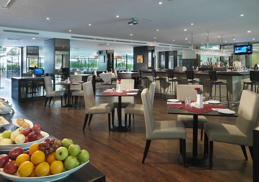 Micasa All Suites Hotel Kuala Lumpur Bagian luar foto The lounge at KLIA